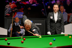 Adrian Ridley playing at the 2023 World Seniors Snooker Championship.