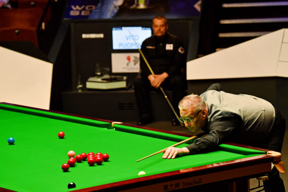 Tony Drago playing at the 2023 World Seniors Snooker Championship