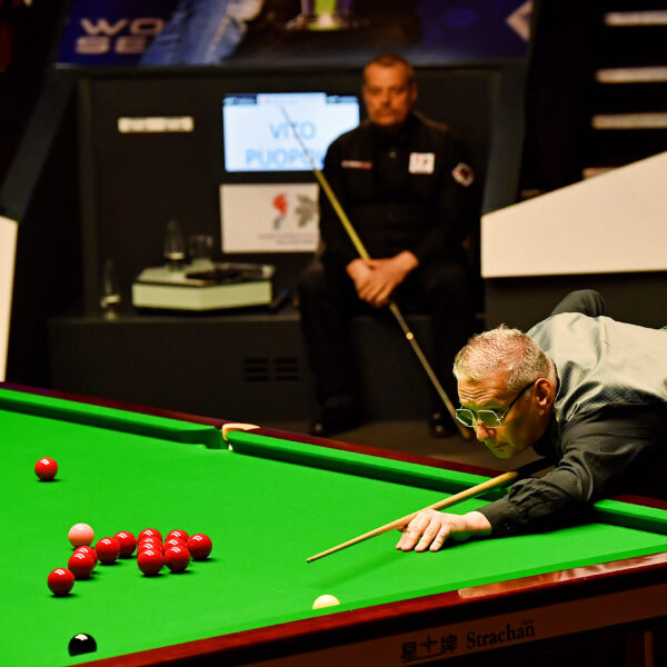 Tony Drago playing at the 2023 World Seniors Snooker Championship